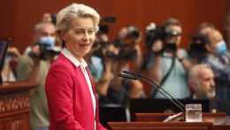Na snímke je predsedníčka Európskej komisie Ursula von der Leyenová, ktorá sa prihovára členom parlamentu v Skopje v Severnom Macedónsku.