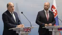 Na snímke sprava minister obrany SR Jaroslav Naď a minister obrany Spojeného kráľovstva Veľkej Británie a Severného Írska Ben Wallace.