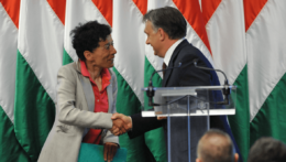 Poradkyňa Zsuzsa Hegedüs si podáva ruku s maďarským premiérom Viktorom Orbánom