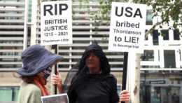 Priaznivci zakladateľa Wikileaks Juliana Assangea, ktorí držia plagáty na jeho podporu, protestujú pred britským ministerstvom vnútra.
