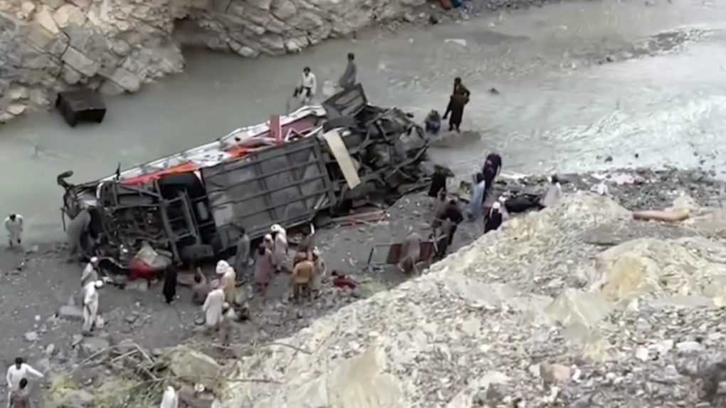 V Pakistane pri páde autobusu do rokliny zahynulo najmenej 20 ľudí