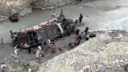 Na snímke z videa vidno havarovaný autobus v Pakistane. Havária si vyžiadala najmenej 20 obetí.
