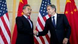 Americký minister zahraničných vecí Antony Blinken (vpravo) si podáva ruku so svojim čínskym rezortným partnerom Wangom I