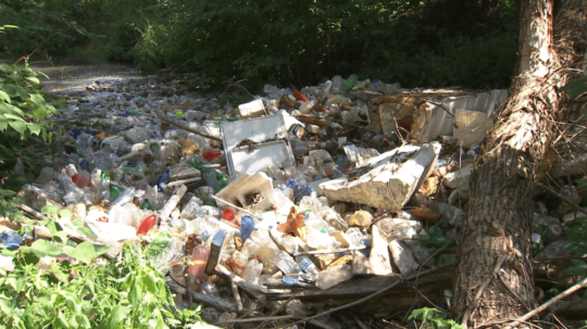 Na snímke je halda plastového odpadu plávajúce na hladine Bodvy.