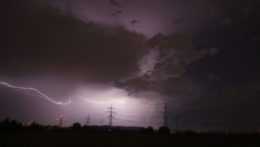 Ilustračná snímka-búrka vytvára siluetu elektrického vedenia.