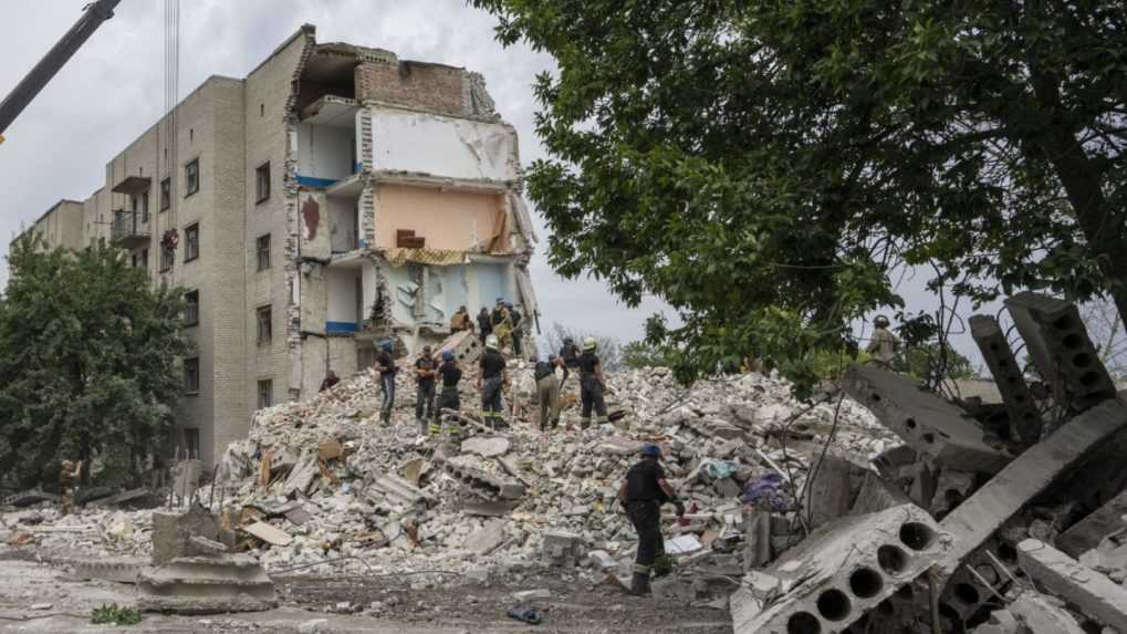 Počet obetí ruského útoku na bytový dom v Časiv Jare stúpol na 24