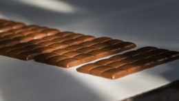 Na snímke výroba tabuľkovej čokolády v továrni na výrobu čokolády.