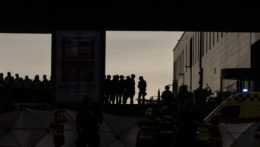 Na snímke ľudia pred nákupným centrom Field's v Dánsku, kde došlo k streľbe