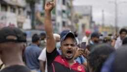Na snímke muž, ktorý demonštruje na Srí Lanke.