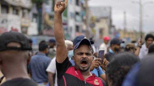 Na snímke muž, ktorý demonštruje na Srí Lanke.