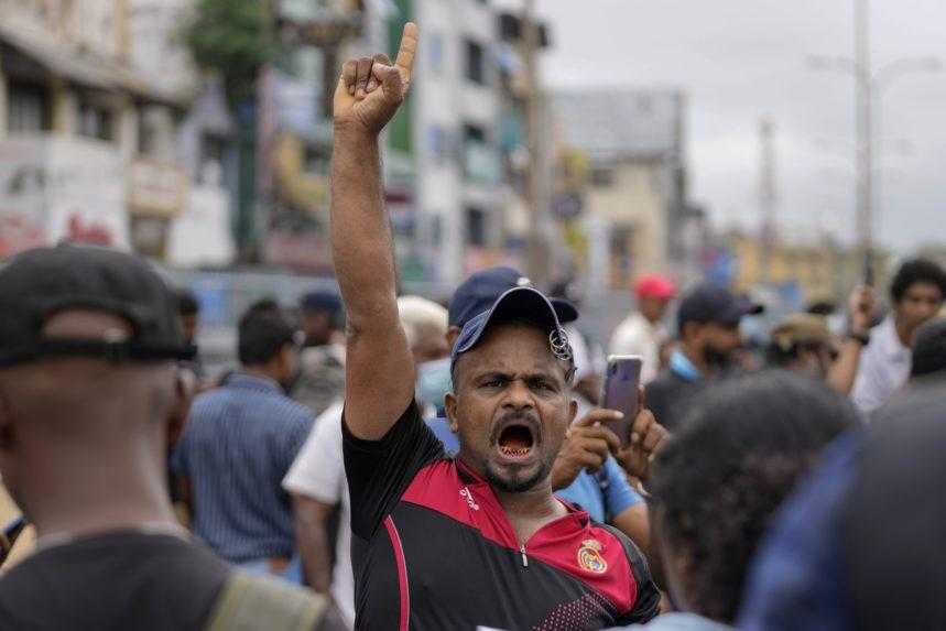 Srí Lanka má nového premiéra Gunavardenu, demonštrantov rozohnala polícia