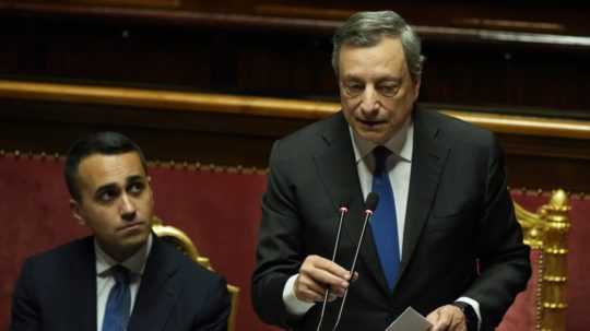 Taliansky premiér Mario Draghi (vpravo).