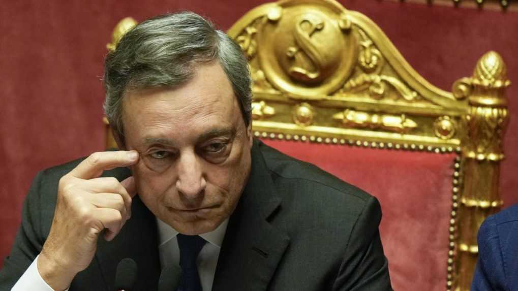 Draghi ostane premiérom, ak ho podporia koaličné strany