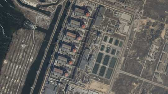 Na satelitnej snímke areál Záporožskej jadrovej elektrárne v ukrajinskom meste Enerhodar.