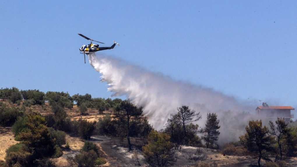 Grécki hasiči bojujú s požiarom pri národnom parku Dadia, horí aj na Lesbose