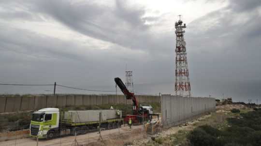 Ilustračné foto - robotníci stavajú múr pozdĺž izraelskej hranice s Libanonom.