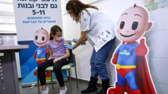 Očkovanie detí proti covidu v Izraeli.