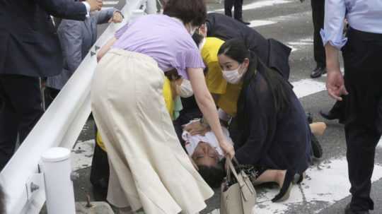 Na snímke expremiér Japonska Šinzó Abe leží na zemi po tom, čo ho strelili do krku.