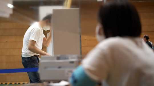 Na snímke volič vypĺňa hlasovací lístok pri voľbách do hornej komory parlamentu v Japonsku.