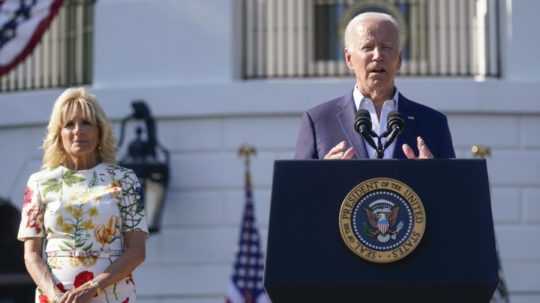 Na snímke vpravo prezident USA Joe Biden a jeho príhovor počas Dňa nezávislosti