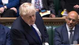 Britský premiér Boris Johnson počas vystúpenia v parlamente.