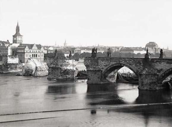 Karlov most poškodený povodňami v roku 1890.