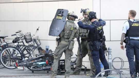Na snímke policajti pred nákupným centrom v Kodani, v ktorom sa strieľalo.