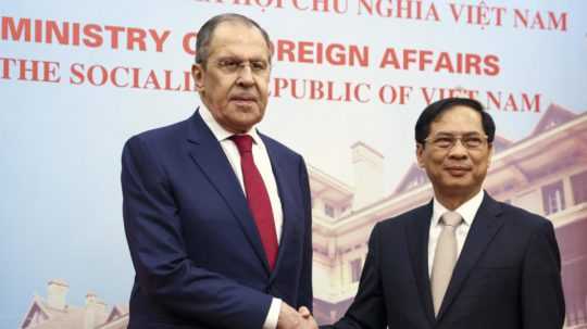 Na snímke vľavo šéf ruskej diplomacie Sergej Lavrov počas návštevy Vietnamu