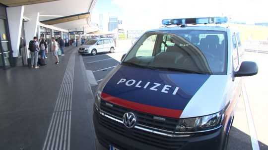 Rakúski policajti na viedenskom letisku Schwechat.