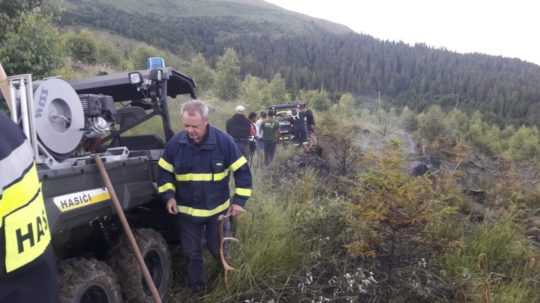 Na snímke vidíme hasičov pri zásahu v horiacom lese v Levočských vrchoch.