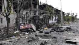 Na snímke poškodené obytné budovy v meste Lysyčansk v Luhanskej oblasti na východe Ukrajiny.
