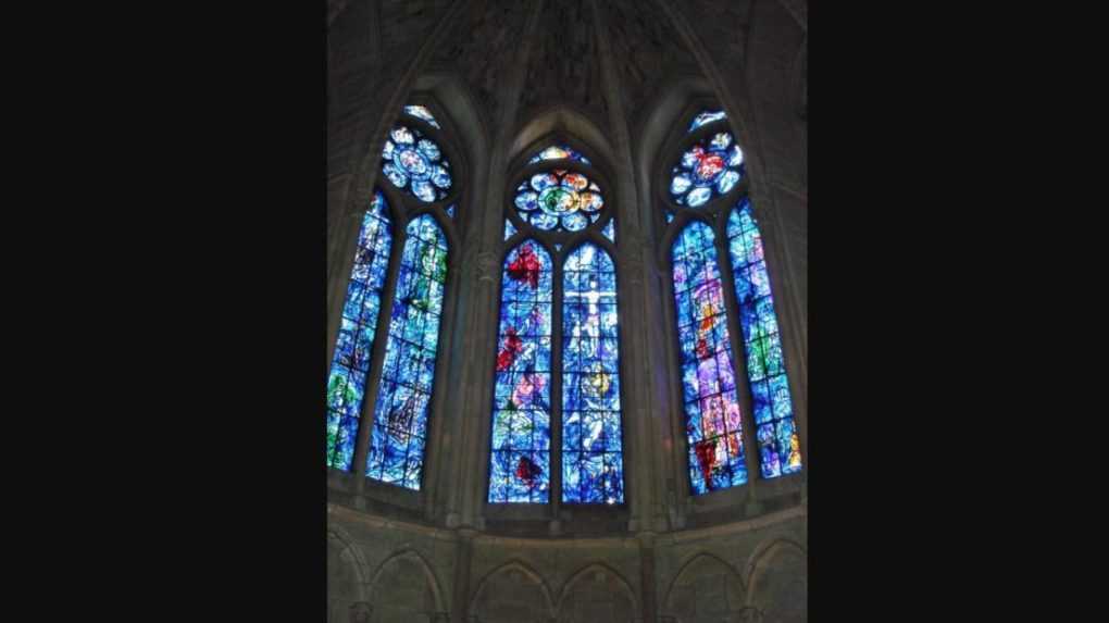 Na snímke vyzdobené okno v katedrále vo francúzskom meste Remeš, ktorého autorom je Marc Chagall.