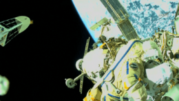 Astronaut opravuje vo vesmíre medzinárodnú vesmírnu stanicu pod ním je pohľad na Zem
