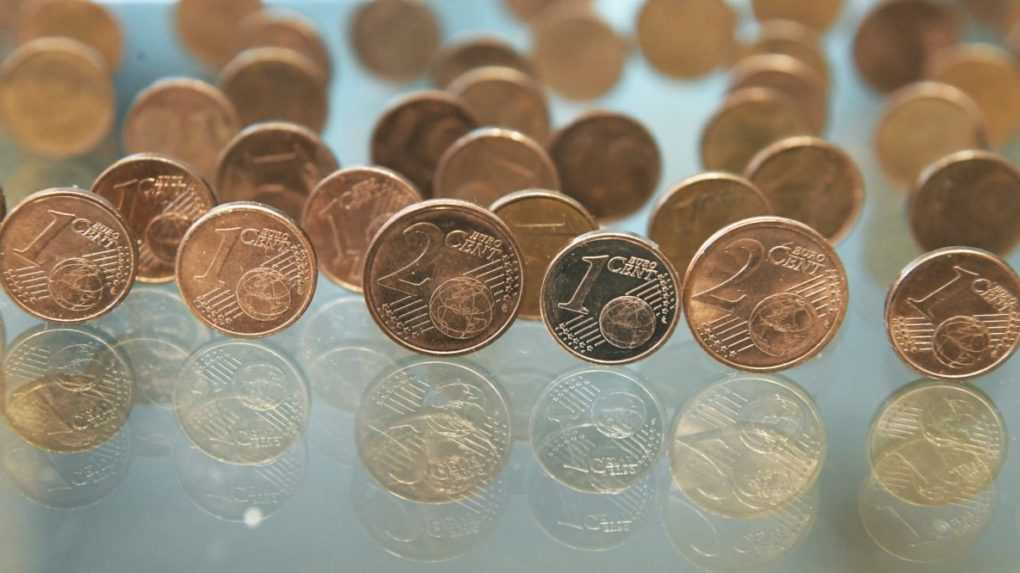Jedno a dvojcentovými mincami sa naďalej dá platiť