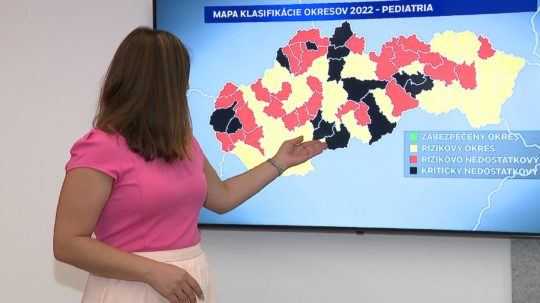 Na snímke redaktorka RTVS Iveta Gombošová ukazuje rizikové okresy z hľadiska počtu lekárov v nemocniciach.