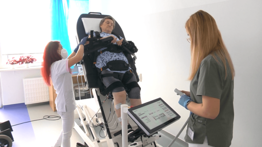 Prístroj na robotickú rehabilitáciu na neurológii v Nových Zámkoch.