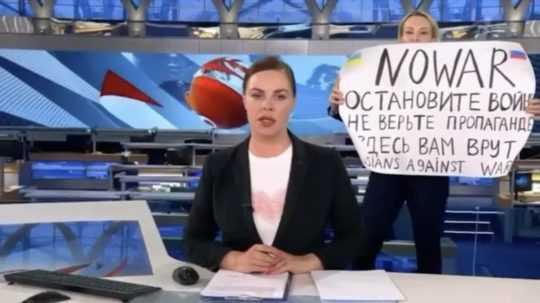 Na snímke protestujúca Marina Ovsjannikovová počas živého vysielania ruskej štátnej televízie.