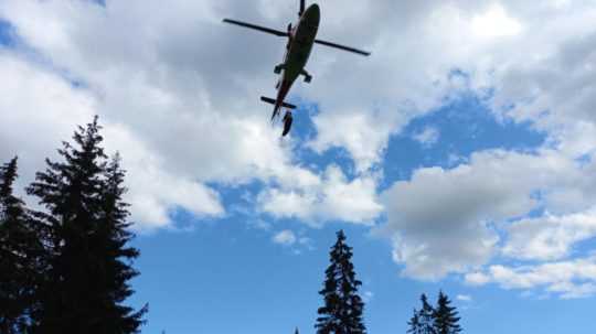 Na fotografii vrtuľník pri zásahu v Tatrách.