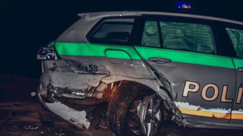 Opitý vodič bez vodičského preukazu v Štúrove narazil do policajných áut