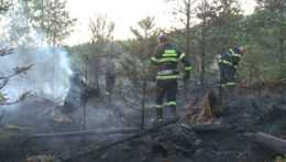 Na snímke sa hasiči snažia uhasiť požiar vo Vysokých Tatrách,