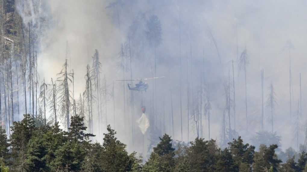 Hasiči bojujú s požiarom v národnom parku České Švýcarsko