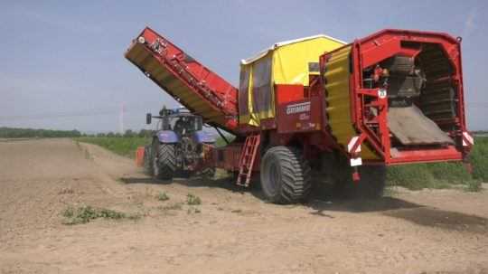 Na ilustračnej snímke traktor na pôdohospodárskej pôde.