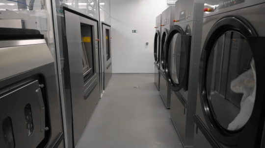Pohľad na práčky a sušičky v novej práčovni ružomberskej vojenskej nemocnici
