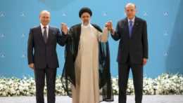 Zľava ruský prezident Vladimir Putin, iránsky prezident Ebráhím Raísí a turecký prezident Recep Tayyip Erdogan