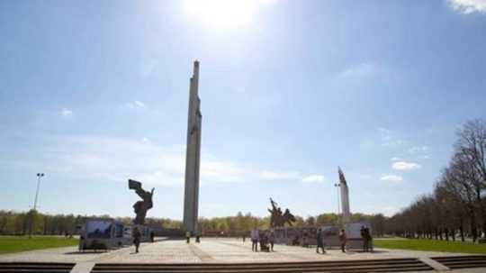 Na snímke sovietsky pamätník v lotyšskom hlavnom meste Riga.