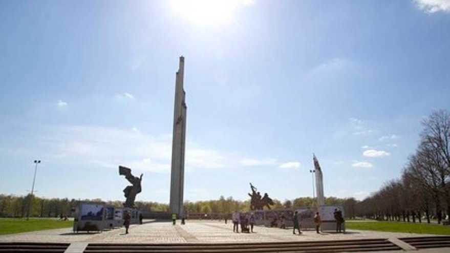 Lotyšsko chce zbúrať stovky sovietskych pamätníkov
