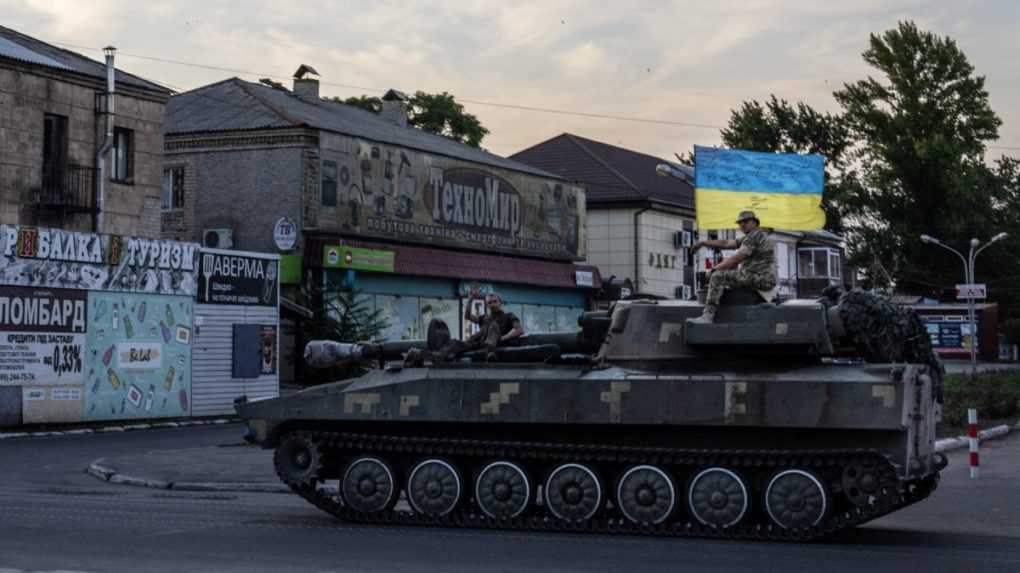 Rusi presúvajú svoje zálohy k ukrajinským hraniciam. Ľudia sa majú pokúsiť odcestovať