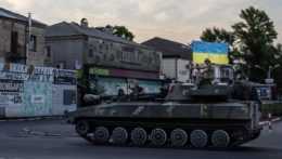 Na snímke ukrajinský tank brániaci územie Donbasu.