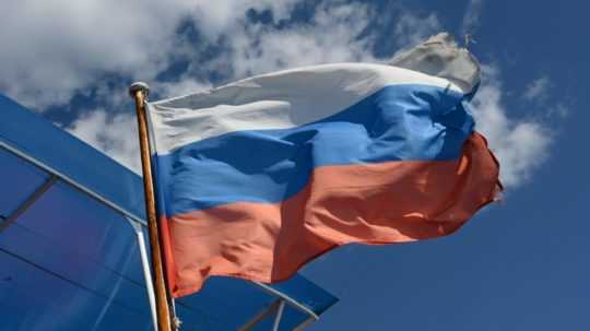 Na fotografii ruská vlajka.