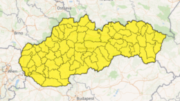 Na snímke mapa Slovenska sfarbená do žlta pre výstrahy pred dažďom